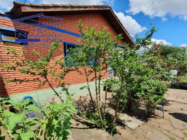 Casa térrea de esquina, localização muito boa e  4 dormitórios, 3 banheiros, churrasqueira e garagem.