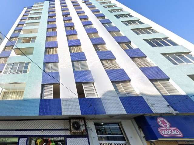 Apartamento de 2 dormitórios, prédio frente mar com elevador, aceita 3 depósitos.