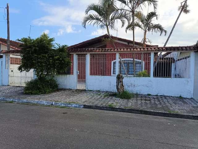 Ampla casa em lote inteiro, 350 metros da Praia, aceita financiamento bancário.