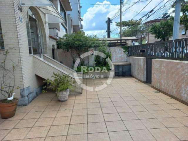 Casa isolada, disponível para venda no bairro do Campo Grande / Santos-SP