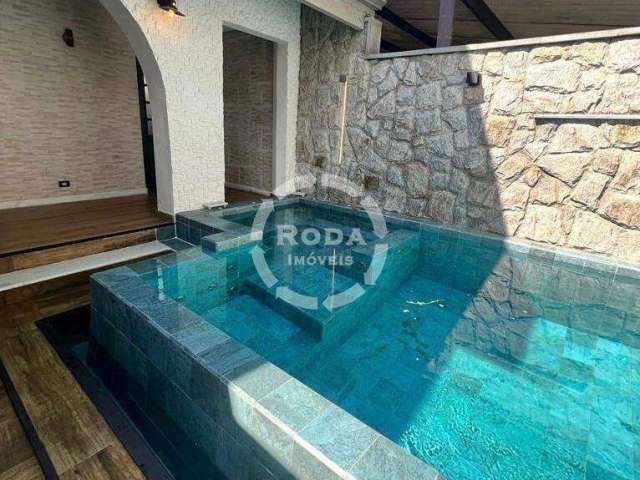 Casa com piscina a venda em Santos, localizada no bairro do Boqueirão.