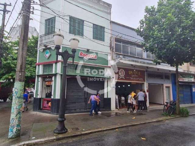 Loja Comercial espaçosa do Centro de Santos com cozinha de banheiro