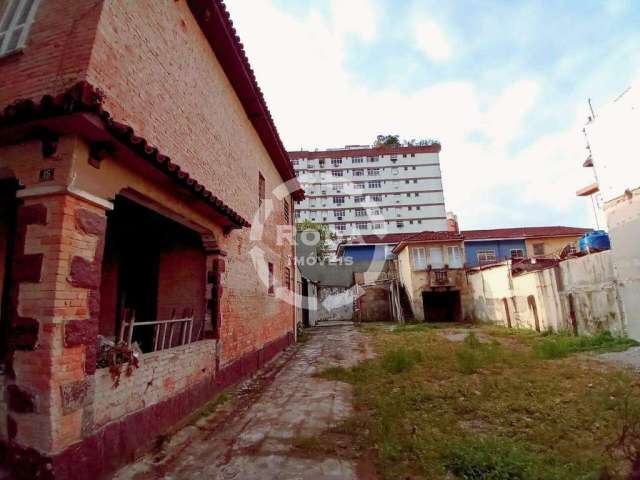 Sobrado com excelente terreno em ótima localização para seu comércio no Bairro do Boqueirão, Santos-SP