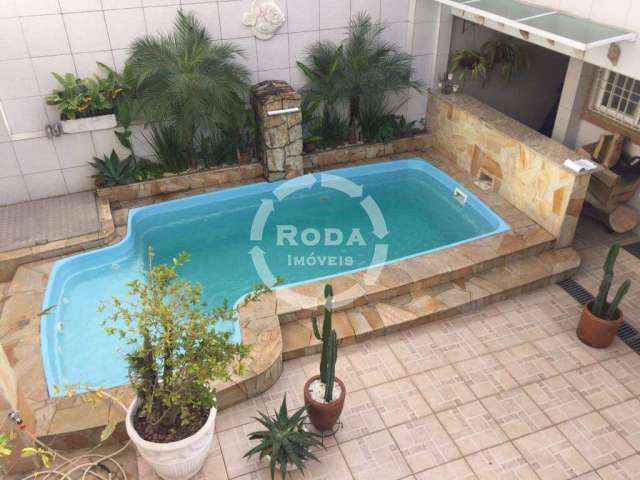 Sobrado com edícula e piscina a venda em Santos, localizado no bairro do Boqueirão.