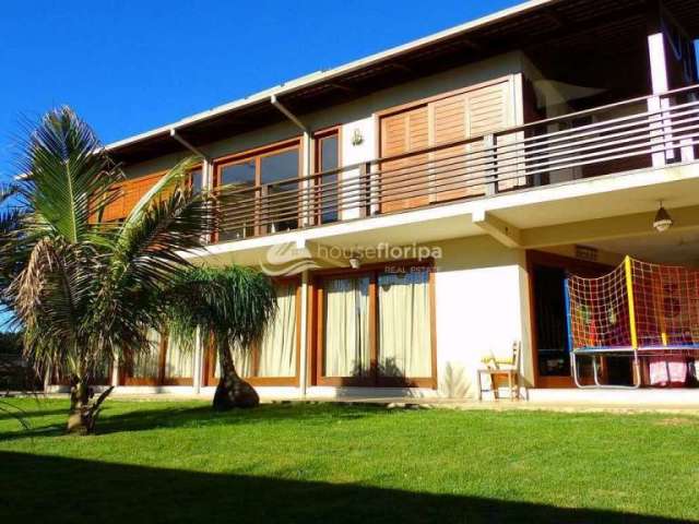 Casa à venda, Campeche, Florianópolis, SC - Possui 5 dormitórios sendo 3 suítes com piscina a 100 m
