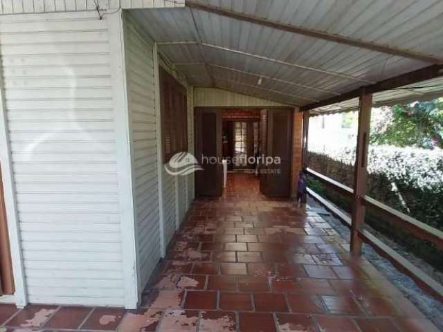 Casa à venda, Campeche, Florianópolis, SC - Possui 384 m² de terreno - a 50 metros da praia - próxi