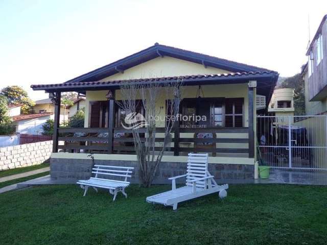 Casa com Quintal Grande, Espaçosa, com 3 Dormitórios, a 5 Minutos da Praia do Campeche, Florianópol