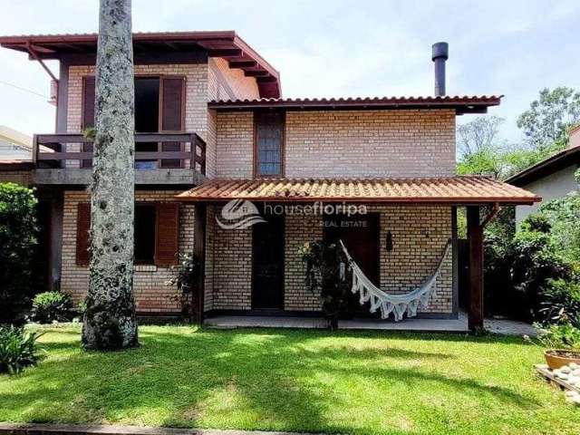 Casa Com Espaço de Jardim, Piscina, 3 Dormitórios, 4 Vagas, Lareira, à Venda, Campeche, Florianópol