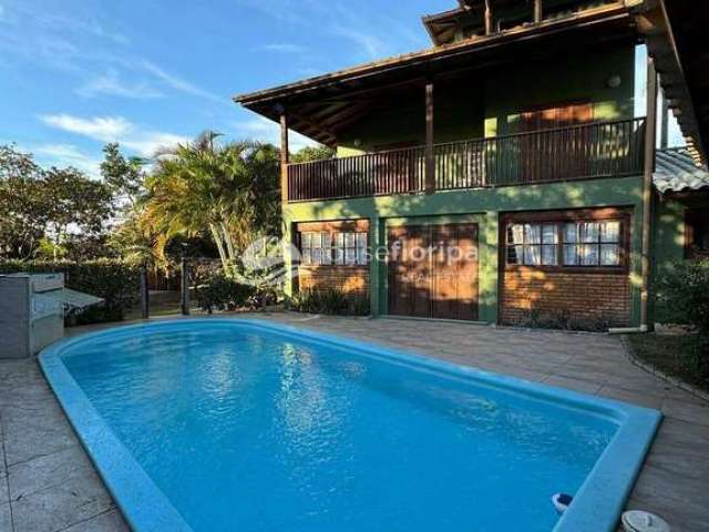 Casa com 4 quartos, churrasqueira, espaço gourmet  e piscina perto da praia Campeche à venda, Rio T