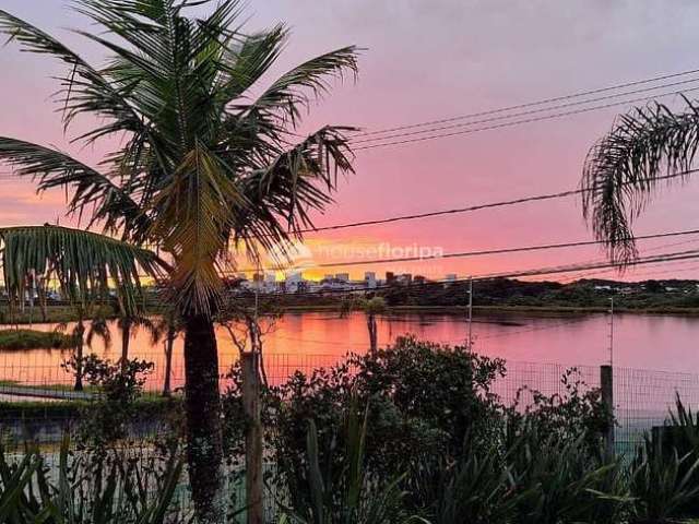 Casa à venda com 3 dormitórios, em frente da Lagoa Pequena, no Novo Campeche, Florianópolis, SC