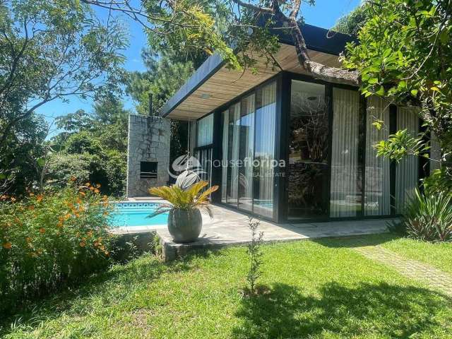 Casa à venda de 2 dormitórios, piscina, adega e vista mar, no Ribeirão da Ilha, Florianópolis, SC