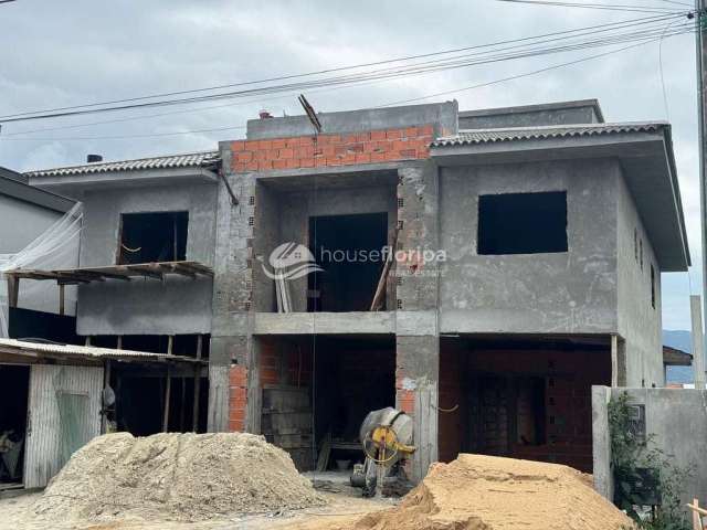 Casa geminada nova com 3 dormitórios à venda em loteamento planejado, no Campeche, Florianópolis, S