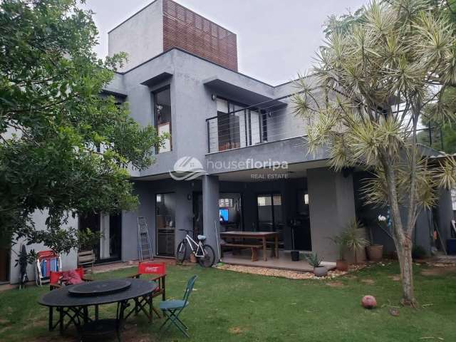 Linda casa com 4 dormitórios à venda, em local tranquilo no Rio Tavares, Florianópolis, SC