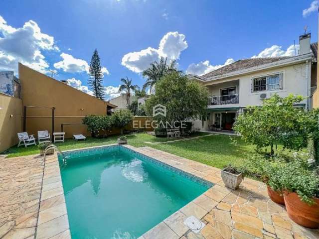 Elegance Imóveis vende ótima residência com 362 m2, 4 dormitórios , 3 suítes, piscina,  com 2 vagas garagem. Chácara das Pedras Porto Alegre.