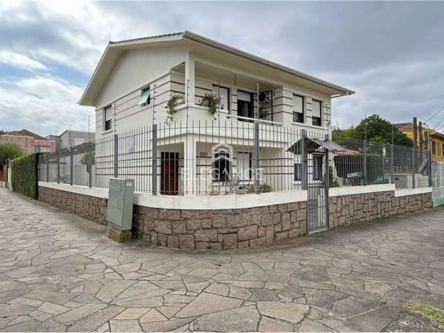 Elegance Imóveis vende casa / sobrado residencial ou comercial ampla com 4 dormitórios 2 vagas box garagem e ótimo pátio. Partenon Porto Alegre.