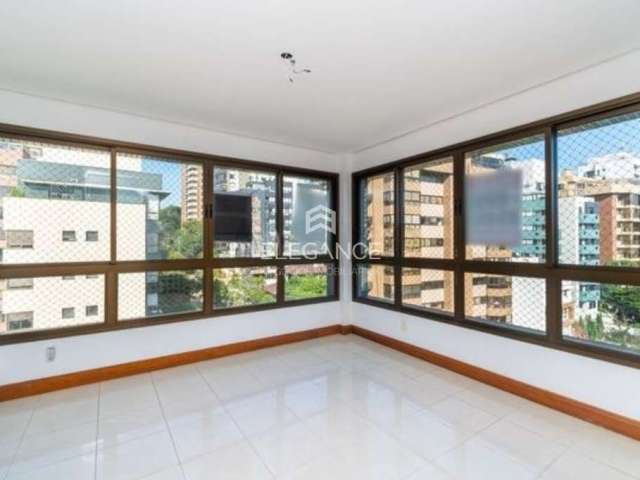 Elegance imóveis vende apartamento Duplex desocupado com 3 dormitórios, sendo 1 suíte, amplo living para 3 ambientes, lareira e 3 vagas de garagem/box cobertas no bairro Mont'Serrat, Porto Alegre - RS