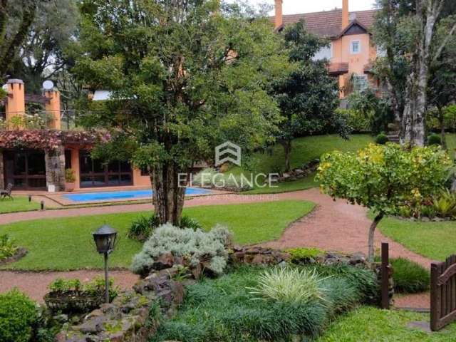 Elegance imóveis vende linda Residência em condomínio fechado, próximo ao Centro de Gramado com 3 suítes, sacada, lareira, churrasqueira e vaga de garagem coberta. Gramado - RS