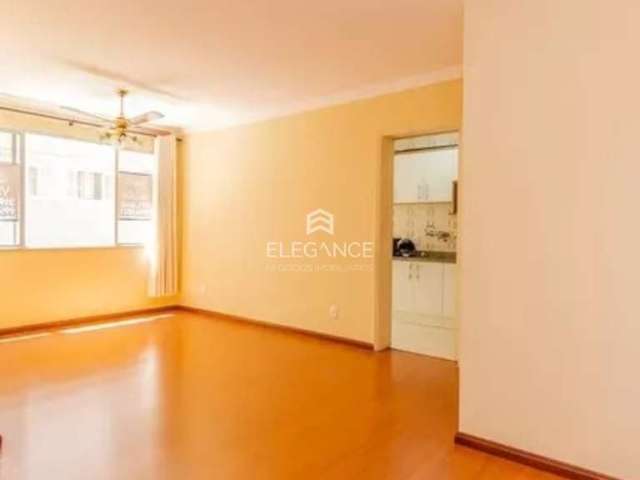 Elegance imóveis vende apartamento desocupado de 3 dormitórios, 1 suíte, dependência e 1 vaga de garagem/box em Menino Deus - Porto Alegre.