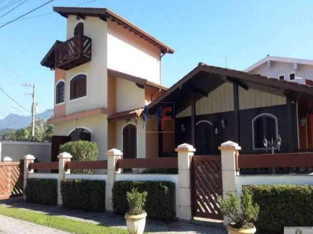 REF 17.023 - Linda Casa de madeira e alvenaria Caraguatatuba (cond. fechado), com 250m² a.u., 4 quartos (3 suítes), prox. Praia da Mococa.