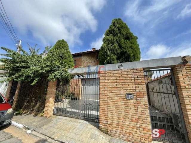 Excelente sobrado na Vila Santa Terezinha, 323m² a.u. 6 quartos (3 suítes), 3 salas, lareira, cozinha, quintal, churrasqueira, 4 vagas (REF 17.956)