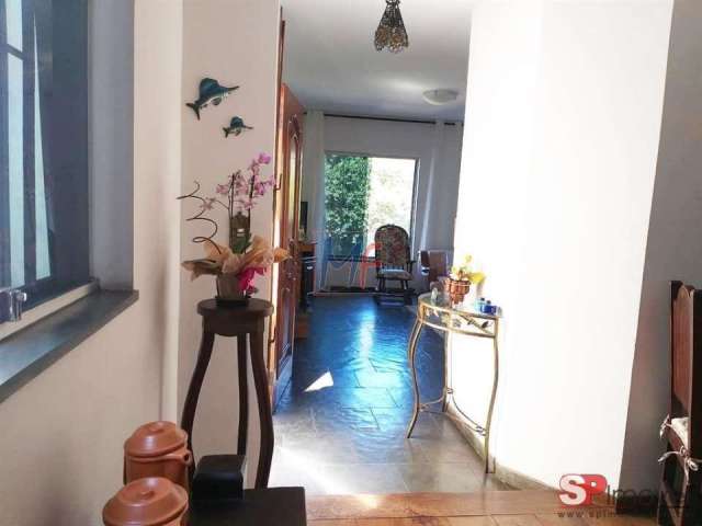 Excelente sobrado na Vila Irmãos Arnoni, 166m² a.u., 4 quartos (2 suítes), sala, lareira, cozinha, lavanderia, churrasqueira, 2 vagas (REF 17.978)