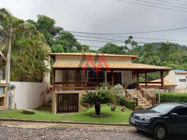 Excelente Casa em Condominio Fechado no bairro Park Imperial, com 1.320 m² a.c., e 833 m² terreno, 5 suites e  Piscina. REF: 18.105