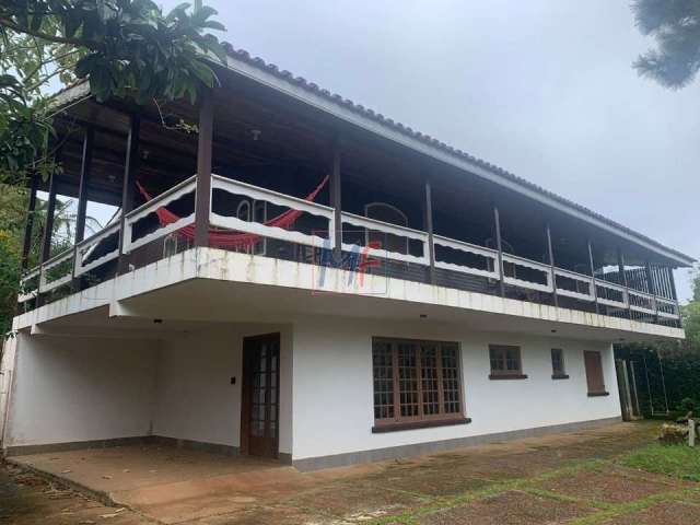 Excelente imóvel na Vila Natal Campos do Jordão, 280 m² a.c., 6 quartos (1 suíte), sala,  salão festas e casa de caseiro, 4 vagas (REF 18.753)