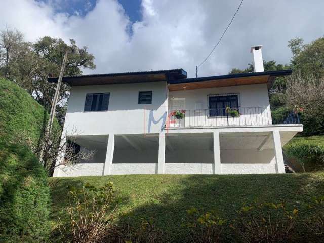 Excelente casa em cond. fechado em Campos do Jordão/SP, com 96 m² a.u., 2 dormitórios (1 suíte), sala, cozinha, varanda (REF 19.518)