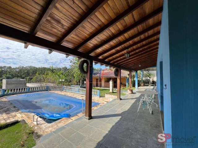 Casa em cond. fechado em Santa Isabel (interior de SP), 550m² a.u., 6 quartos (4 suítes), sala, cozinha, varanda, piscina, 4 vagas. REF: 16.907