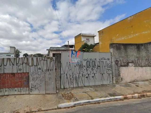 Terreno localizado na Vila Re, com aproximadamente 3.980 m² , duas frentes sendo uma de 50 m e outra de 51 m  , bom para incorporação. Zoneamento ZEIS-3.  REF: 186 -