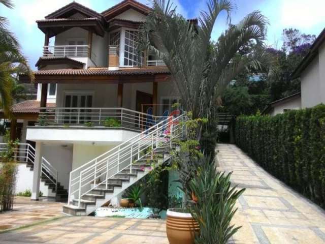 REF: 4772 - - Excelente Casa ALTO PADRÃO com 1.000 m² a.c. 2.000 m² de a.t , 4 dorms, 4 suítes, 5 banheiros e 8 vagas de garagem.