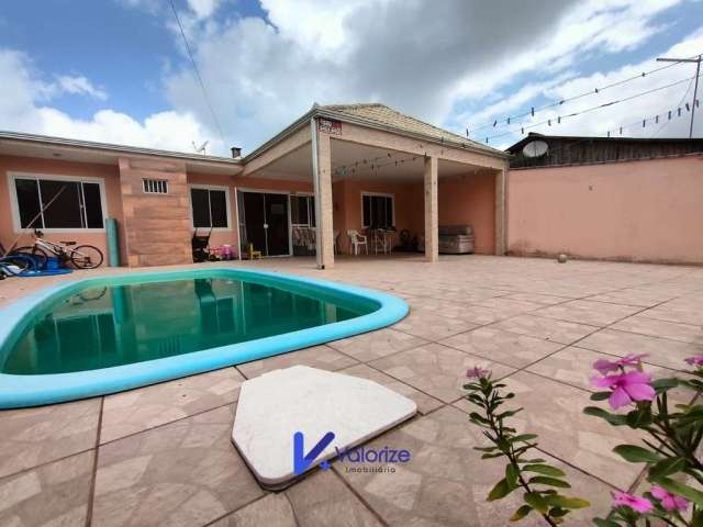 Casa com 04 dormitórios e piscina