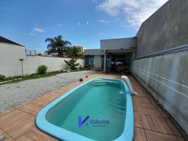 Casas com piscina perto do mar em Matinhos