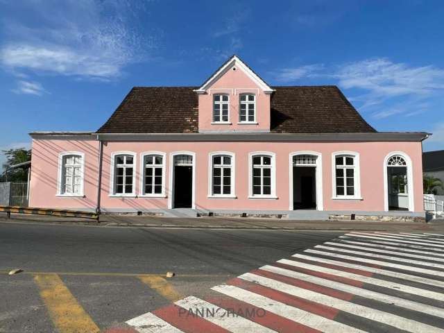 Linda casa histórica para comércio no bairro Salto