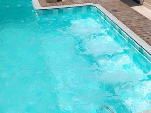 Triplex em Condomínio Fechado  com Piscina 