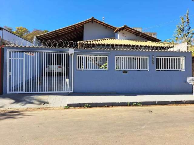 Casa colonial 3 quartos plana em lote 360m2 no Santo Antônio, Vespasiano - CA3182