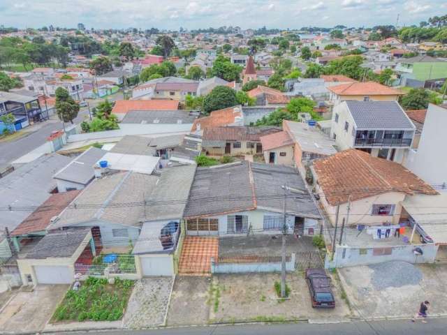 Casa com edícula de frente para rua à venda, com 3 quartos sendo 1 suíte, no Bairro Xaxim, Curitiba/PR.