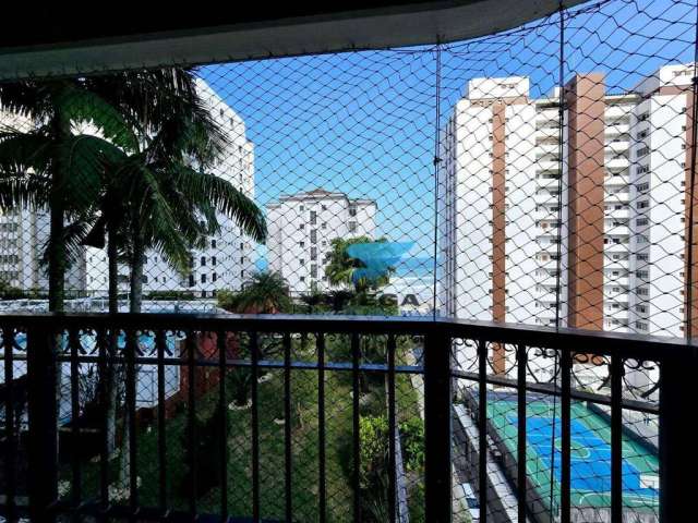 Apartamento à venda na quadra da praia das Pitangueiras no Guarujá I Omega Imoveis