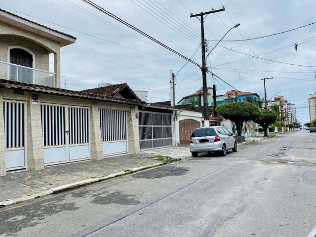 Sobrado para venda tem 220 metros quadrados com 3 quartos em Caiçara - Praia Grande - SP