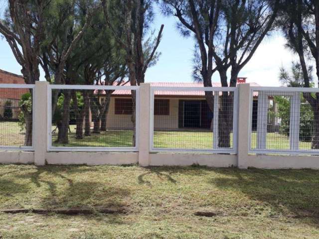 Casa 3 quartos, 2 banheiros, churrasqueira rotativa, em 2 terrenos, gramados e arborizados