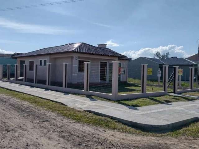 Casa a venda,  3 quartos, sendo 1 suíte, churrasqueira e garagem coberta, próximo ao Mar