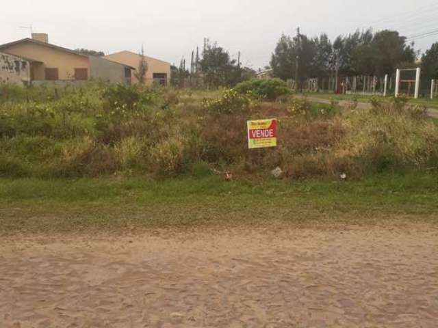 Terreno com 360 metros quadrados, de Esquina, a 4 quadras do mar, na Gleba B