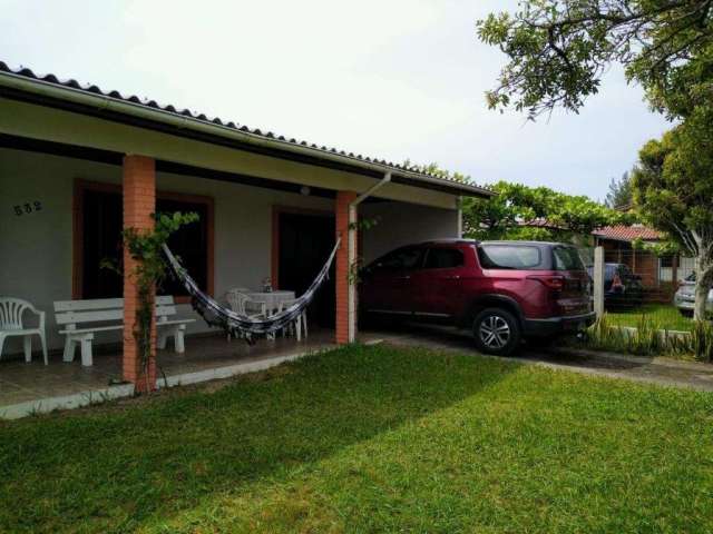 Casa 3 quartos, sendo 1 suíte, 2 vagas de garagem e pátio cercado em Curumim em Capão