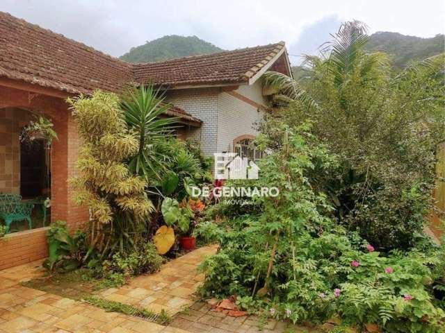 Linda casa isolada, Canto do Forte, Praia Grande, com 230 m2 de área construída, em meio a natureza