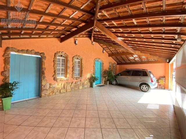 Casa à Venda em Guilhermina, Praia Grande - SP