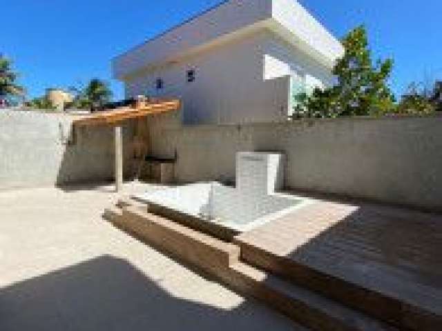 Casa localizada no bairro Jardim Regina, em Itanhaém - frente ao mar, acesso pavimentado.