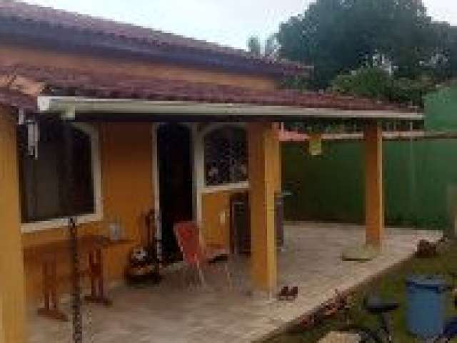 Casa no bairro Parque Augustus, em Itanhaém - localizada lado praia, em rua calçada.