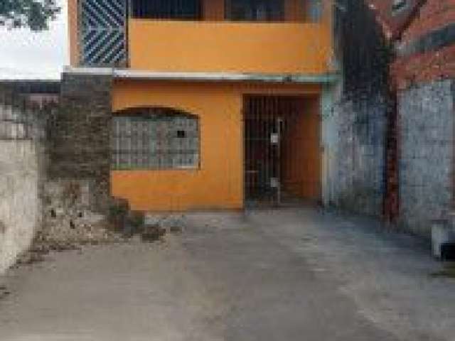 Casa no bairro Nossa Senhora do Sion, em Itanhaém - localizado lado praia, em rua calçada.