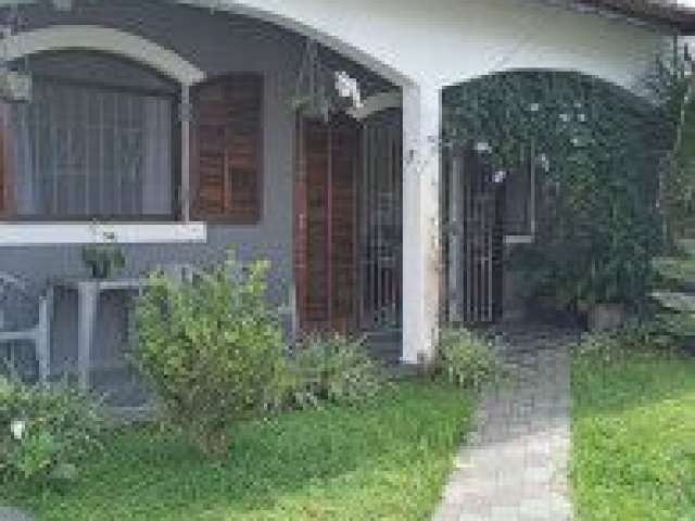Casa no bairro Tupy, em Itanhaém - localizado lado praia, em rua calçada.