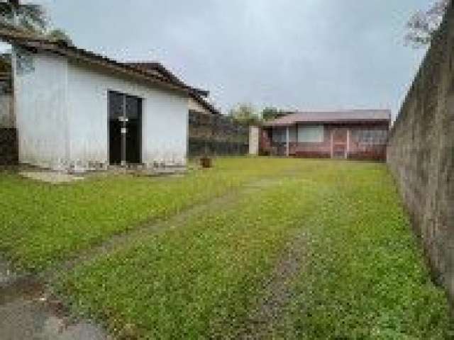 Casa no bairro Jardim Comendador, em Itanhaém - localizado lado praia, em rua calçada.